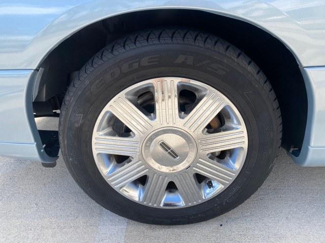 2006 Light Ice Blue Metallic /Camel Lincoln Town Car Signature LOW MILES 21,718 1 OWNER (1LNHM81W16Y) with an 4.6L SOHC EFI V8 Engine engine, Automatic transmission, located at 4701 North Dixie Hwy, Pompano Beach, FL, 33064, (954) 422-2889, 26.240938, -80.123474 - OUR WEBPAGE FLORIDACARS1.COM HAS OVER 100 PHOTOS AND FREE CARFAX LINK 2006 Lincoln Town Car Signature 1 OWNER Sedan 4 DR 4.6L V8 F OHV Gasoline 25 MPG Rear Wheel Drive Features ABS Brakes Air Conditioning Alloy Wheels AM/FM Stereo Automatic Transmission CD Audio Cruise Control Leather Seats Power Lo- Photo#19