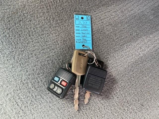 2006 Light Ice Blue Metallic /Camel Lincoln Town Car Signature LOW MILES 21,718 1 OWNER (1LNHM81W16Y) with an 4.6L SOHC EFI V8 Engine engine, Automatic transmission, located at 4701 North Dixie Hwy, Pompano Beach, FL, 33064, (954) 422-2889, 26.240938, -80.123474 - OUR WEBPAGE FLORIDACARS1.COM HAS OVER 100 PHOTOS AND FREE CARFAX LINK 2006 Lincoln Town Car Signature 1 OWNER Sedan 4 DR 4.6L V8 F OHV Gasoline 25 MPG Rear Wheel Drive Features ABS Brakes Air Conditioning Alloy Wheels AM/FM Stereo Automatic Transmission CD Audio Cruise Control Leather Seats Power Lo- Photo#23