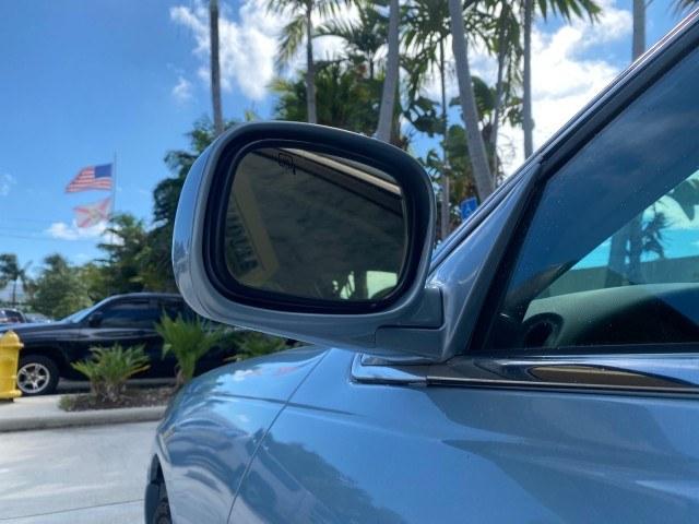 2006 Light Ice Blue Metallic /Camel Lincoln Town Car Signature LOW MILES 21,718 1 OWNER (1LNHM81W16Y) with an 4.6L SOHC EFI V8 Engine engine, Automatic transmission, located at 4701 North Dixie Hwy, Pompano Beach, FL, 33064, (954) 422-2889, 26.240938, -80.123474 - OUR WEBPAGE FLORIDACARS1.COM HAS OVER 100 PHOTOS AND FREE CARFAX LINK 2006 Lincoln Town Car Signature 1 OWNER Sedan 4 DR 4.6L V8 F OHV Gasoline 25 MPG Rear Wheel Drive Features ABS Brakes Air Conditioning Alloy Wheels AM/FM Stereo Automatic Transmission CD Audio Cruise Control Leather Seats Power Lo- Photo#28