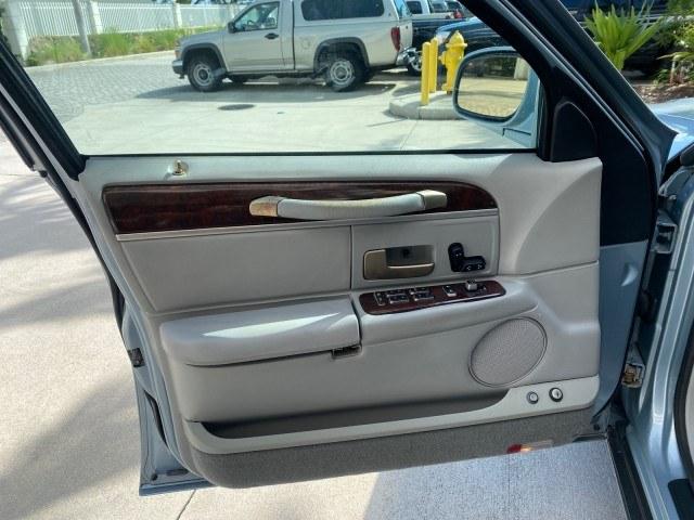 2006 Light Ice Blue Metallic /Camel Lincoln Town Car Signature LOW MILES 21,718 1 OWNER (1LNHM81W16Y) with an 4.6L SOHC EFI V8 Engine engine, Automatic transmission, located at 4701 North Dixie Hwy, Pompano Beach, FL, 33064, (954) 422-2889, 26.240938, -80.123474 - OUR WEBPAGE FLORIDACARS1.COM HAS OVER 100 PHOTOS AND FREE CARFAX LINK 2006 Lincoln Town Car Signature 1 OWNER Sedan 4 DR 4.6L V8 F OHV Gasoline 25 MPG Rear Wheel Drive Features ABS Brakes Air Conditioning Alloy Wheels AM/FM Stereo Automatic Transmission CD Audio Cruise Control Leather Seats Power Lo- Photo#30