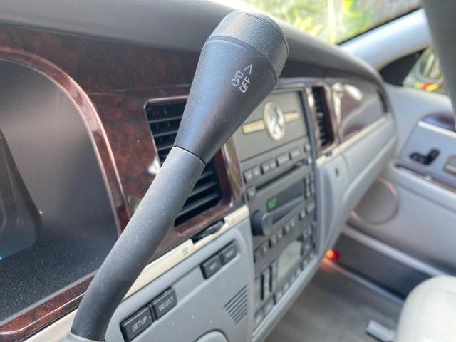 2006 Light Ice Blue Metallic /Camel Lincoln Town Car Signature LOW MILES 21,718 1 OWNER (1LNHM81W16Y) with an 4.6L SOHC EFI V8 Engine engine, Automatic transmission, located at 4701 North Dixie Hwy, Pompano Beach, FL, 33064, (954) 422-2889, 26.240938, -80.123474 - OUR WEBPAGE FLORIDACARS1.COM HAS OVER 100 PHOTOS AND FREE CARFAX LINK 2006 Lincoln Town Car Signature 1 OWNER Sedan 4 DR 4.6L V8 F OHV Gasoline 25 MPG Rear Wheel Drive Features ABS Brakes Air Conditioning Alloy Wheels AM/FM Stereo Automatic Transmission CD Audio Cruise Control Leather Seats Power Lo- Photo#36