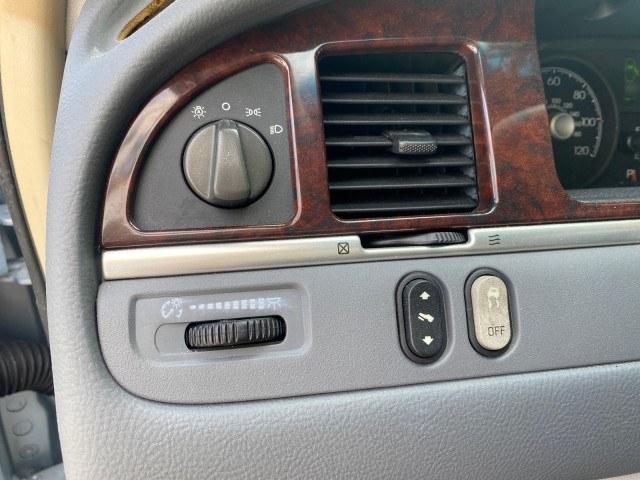 2006 Light Ice Blue Metallic /Camel Lincoln Town Car Signature LOW MILES 21,718 1 OWNER (1LNHM81W16Y) with an 4.6L SOHC EFI V8 Engine engine, Automatic transmission, located at 4701 North Dixie Hwy, Pompano Beach, FL, 33064, (954) 422-2889, 26.240938, -80.123474 - OUR WEBPAGE FLORIDACARS1.COM HAS OVER 100 PHOTOS AND FREE CARFAX LINK 2006 Lincoln Town Car Signature 1 OWNER Sedan 4 DR 4.6L V8 F OHV Gasoline 25 MPG Rear Wheel Drive Features ABS Brakes Air Conditioning Alloy Wheels AM/FM Stereo Automatic Transmission CD Audio Cruise Control Leather Seats Power Lo- Photo#38
