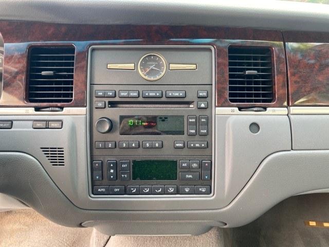 2006 Light Ice Blue Metallic /Camel Lincoln Town Car Signature LOW MILES 21,718 1 OWNER (1LNHM81W16Y) with an 4.6L SOHC EFI V8 Engine engine, Automatic transmission, located at 4701 North Dixie Hwy, Pompano Beach, FL, 33064, (954) 422-2889, 26.240938, -80.123474 - OUR WEBPAGE FLORIDACARS1.COM HAS OVER 100 PHOTOS AND FREE CARFAX LINK 2006 Lincoln Town Car Signature 1 OWNER Sedan 4 DR 4.6L V8 F OHV Gasoline 25 MPG Rear Wheel Drive Features ABS Brakes Air Conditioning Alloy Wheels AM/FM Stereo Automatic Transmission CD Audio Cruise Control Leather Seats Power Lo- Photo#40