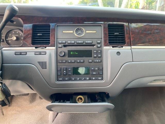 2006 Light Ice Blue Metallic /Camel Lincoln Town Car Signature LOW MILES 21,718 1 OWNER (1LNHM81W16Y) with an 4.6L SOHC EFI V8 Engine engine, Automatic transmission, located at 4701 North Dixie Hwy, Pompano Beach, FL, 33064, (954) 422-2889, 26.240938, -80.123474 - OUR WEBPAGE FLORIDACARS1.COM HAS OVER 100 PHOTOS AND FREE CARFAX LINK 2006 Lincoln Town Car Signature 1 OWNER Sedan 4 DR 4.6L V8 F OHV Gasoline 25 MPG Rear Wheel Drive Features ABS Brakes Air Conditioning Alloy Wheels AM/FM Stereo Automatic Transmission CD Audio Cruise Control Leather Seats Power Lo- Photo#41
