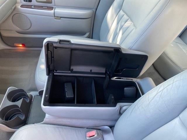 2006 Light Ice Blue Metallic /Camel Lincoln Town Car Signature LOW MILES 21,718 1 OWNER (1LNHM81W16Y) with an 4.6L SOHC EFI V8 Engine engine, Automatic transmission, located at 4701 North Dixie Hwy, Pompano Beach, FL, 33064, (954) 422-2889, 26.240938, -80.123474 - OUR WEBPAGE FLORIDACARS1.COM HAS OVER 100 PHOTOS AND FREE CARFAX LINK 2006 Lincoln Town Car Signature 1 OWNER Sedan 4 DR 4.6L V8 F OHV Gasoline 25 MPG Rear Wheel Drive Features ABS Brakes Air Conditioning Alloy Wheels AM/FM Stereo Automatic Transmission CD Audio Cruise Control Leather Seats Power Lo- Photo#43