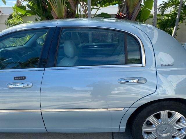 2006 Light Ice Blue Metallic /Camel Lincoln Town Car Signature LOW MILES 21,718 1 OWNER (1LNHM81W16Y) with an 4.6L SOHC EFI V8 Engine engine, Automatic transmission, located at 4701 North Dixie Hwy, Pompano Beach, FL, 33064, (954) 422-2889, 26.240938, -80.123474 - OUR WEBPAGE FLORIDACARS1.COM HAS OVER 100 PHOTOS AND FREE CARFAX LINK 2006 Lincoln Town Car Signature 1 OWNER Sedan 4 DR 4.6L V8 F OHV Gasoline 25 MPG Rear Wheel Drive Features ABS Brakes Air Conditioning Alloy Wheels AM/FM Stereo Automatic Transmission CD Audio Cruise Control Leather Seats Power Lo- Photo#49