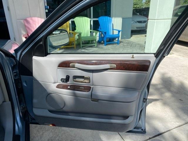 2006 Light Ice Blue Metallic /Camel Lincoln Town Car Signature LOW MILES 21,718 1 OWNER (1LNHM81W16Y) with an 4.6L SOHC EFI V8 Engine engine, Automatic transmission, located at 4701 North Dixie Hwy, Pompano Beach, FL, 33064, (954) 422-2889, 26.240938, -80.123474 - OUR WEBPAGE FLORIDACARS1.COM HAS OVER 100 PHOTOS AND FREE CARFAX LINK 2006 Lincoln Town Car Signature 1 OWNER Sedan 4 DR 4.6L V8 F OHV Gasoline 25 MPG Rear Wheel Drive Features ABS Brakes Air Conditioning Alloy Wheels AM/FM Stereo Automatic Transmission CD Audio Cruise Control Leather Seats Power Lo- Photo#73