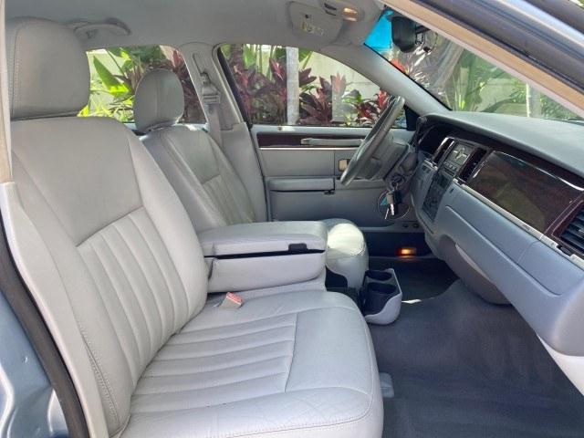 2006 Light Ice Blue Metallic /Camel Lincoln Town Car Signature LOW MILES 21,718 1 OWNER (1LNHM81W16Y) with an 4.6L SOHC EFI V8 Engine engine, Automatic transmission, located at 4701 North Dixie Hwy, Pompano Beach, FL, 33064, (954) 422-2889, 26.240938, -80.123474 - OUR WEBPAGE FLORIDACARS1.COM HAS OVER 100 PHOTOS AND FREE CARFAX LINK 2006 Lincoln Town Car Signature 1 OWNER Sedan 4 DR 4.6L V8 F OHV Gasoline 25 MPG Rear Wheel Drive Features ABS Brakes Air Conditioning Alloy Wheels AM/FM Stereo Automatic Transmission CD Audio Cruise Control Leather Seats Power Lo- Photo#74