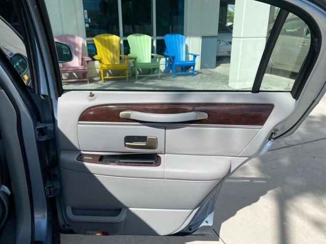 2006 Light Ice Blue Metallic /Camel Lincoln Town Car Signature LOW MILES 21,718 1 OWNER (1LNHM81W16Y) with an 4.6L SOHC EFI V8 Engine engine, Automatic transmission, located at 4701 North Dixie Hwy, Pompano Beach, FL, 33064, (954) 422-2889, 26.240938, -80.123474 - OUR WEBPAGE FLORIDACARS1.COM HAS OVER 100 PHOTOS AND FREE CARFAX LINK 2006 Lincoln Town Car Signature 1 OWNER Sedan 4 DR 4.6L V8 F OHV Gasoline 25 MPG Rear Wheel Drive Features ABS Brakes Air Conditioning Alloy Wheels AM/FM Stereo Automatic Transmission CD Audio Cruise Control Leather Seats Power Lo- Photo#81