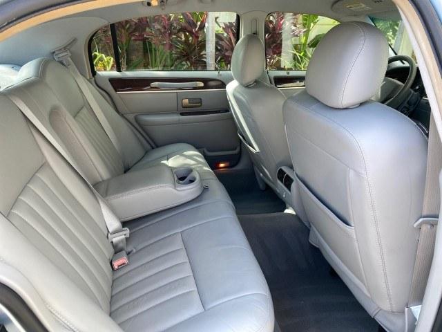2006 Light Ice Blue Metallic /Camel Lincoln Town Car Signature LOW MILES 21,718 1 OWNER (1LNHM81W16Y) with an 4.6L SOHC EFI V8 Engine engine, Automatic transmission, located at 4701 North Dixie Hwy, Pompano Beach, FL, 33064, (954) 422-2889, 26.240938, -80.123474 - OUR WEBPAGE FLORIDACARS1.COM HAS OVER 100 PHOTOS AND FREE CARFAX LINK 2006 Lincoln Town Car Signature 1 OWNER Sedan 4 DR 4.6L V8 F OHV Gasoline 25 MPG Rear Wheel Drive Features ABS Brakes Air Conditioning Alloy Wheels AM/FM Stereo Automatic Transmission CD Audio Cruise Control Leather Seats Power Lo- Photo#83