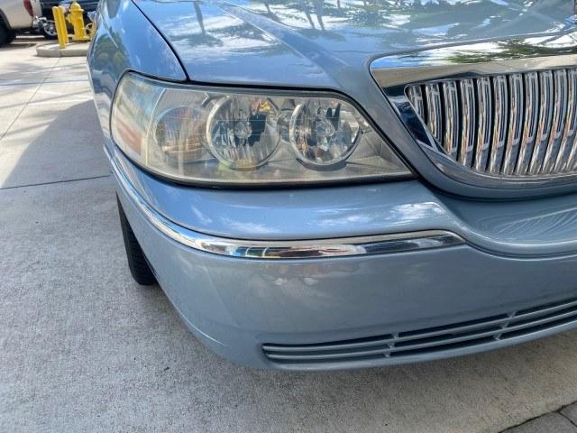 2006 Light Ice Blue Metallic /Camel Lincoln Town Car Signature LOW MILES 21,718 1 OWNER (1LNHM81W16Y) with an 4.6L SOHC EFI V8 Engine engine, Automatic transmission, located at 4701 North Dixie Hwy, Pompano Beach, FL, 33064, (954) 422-2889, 26.240938, -80.123474 - OUR WEBPAGE FLORIDACARS1.COM HAS OVER 100 PHOTOS AND FREE CARFAX LINK 2006 Lincoln Town Car Signature 1 OWNER Sedan 4 DR 4.6L V8 F OHV Gasoline 25 MPG Rear Wheel Drive Features ABS Brakes Air Conditioning Alloy Wheels AM/FM Stereo Automatic Transmission CD Audio Cruise Control Leather Seats Power Lo- Photo#87