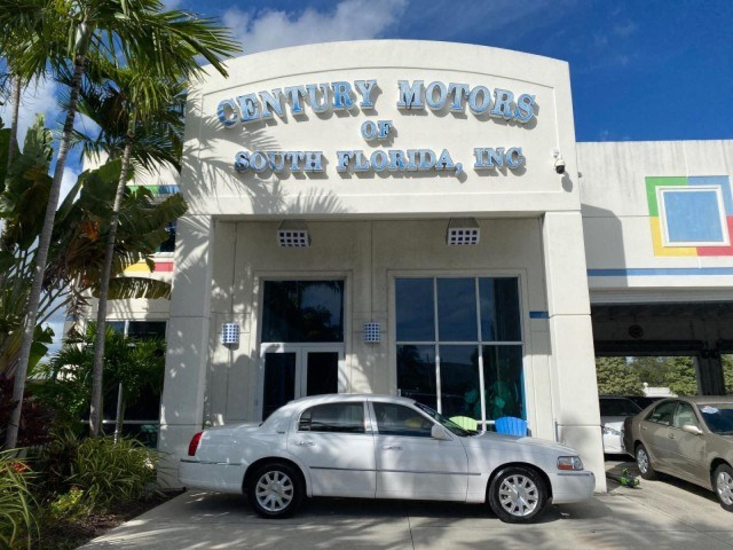2011 Vibrant White /Light Camel Lincoln Town Car Signature Limited 1 OWNER (2LNBL8CVXBX) with an 4.6L SOHC EFI V8 FFV Engine engine, Automatic transmission, located at 4701 North Dixie Hwy, Pompano Beach, FL, 33064, (954) 422-2889, 26.240938, -80.123474 - OUR WEBPAGE FLORIDACARS1.COM HAS OVER 100 PHOTOS AND FREE CARFAX LINK 2011 Lincoln Town Car Signature Limited Sedan 4 DR 4.6L V8 F SOHC 16V Flex Fuel 24 MPG Rear Wheel Drive Features ABS Brakes Air Conditioning Alloy Wheels AM/FM Stereo Automatic Transmission CD Audio Cruise Control Flex Fuel Vehicl- Photo#0