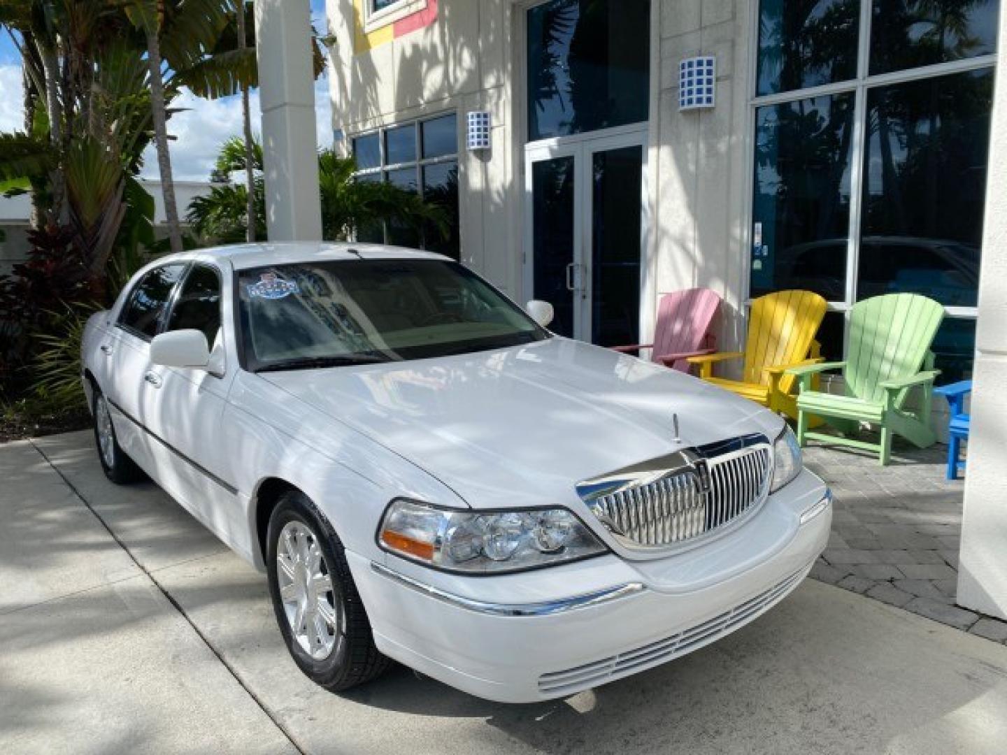 2011 Vibrant White /Light Camel Lincoln Town Car Signature Limited 1 OWNER (2LNBL8CVXBX) with an 4.6L SOHC EFI V8 FFV Engine engine, Automatic transmission, located at 4701 North Dixie Hwy, Pompano Beach, FL, 33064, (954) 422-2889, 26.240938, -80.123474 - OUR WEBPAGE FLORIDACARS1.COM HAS OVER 100 PHOTOS AND FREE CARFAX LINK 2011 Lincoln Town Car Signature Limited Sedan 4 DR 4.6L V8 F SOHC 16V Flex Fuel 24 MPG Rear Wheel Drive Features ABS Brakes Air Conditioning Alloy Wheels AM/FM Stereo Automatic Transmission CD Audio Cruise Control Flex Fuel Vehicl- Photo#1