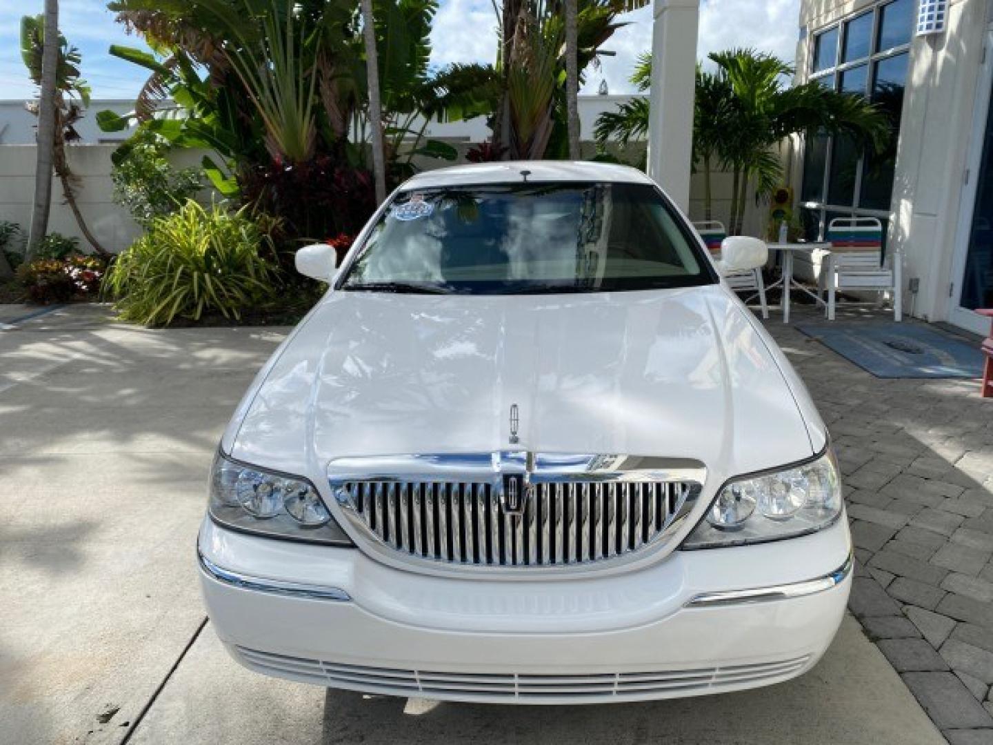 2011 Vibrant White /Light Camel Lincoln Town Car Signature Limited 1 OWNER (2LNBL8CVXBX) with an 4.6L SOHC EFI V8 FFV Engine engine, Automatic transmission, located at 4701 North Dixie Hwy, Pompano Beach, FL, 33064, (954) 422-2889, 26.240938, -80.123474 - OUR WEBPAGE FLORIDACARS1.COM HAS OVER 100 PHOTOS AND FREE CARFAX LINK 2011 Lincoln Town Car Signature Limited Sedan 4 DR 4.6L V8 F SOHC 16V Flex Fuel 24 MPG Rear Wheel Drive Features ABS Brakes Air Conditioning Alloy Wheels AM/FM Stereo Automatic Transmission CD Audio Cruise Control Flex Fuel Vehicl- Photo#2