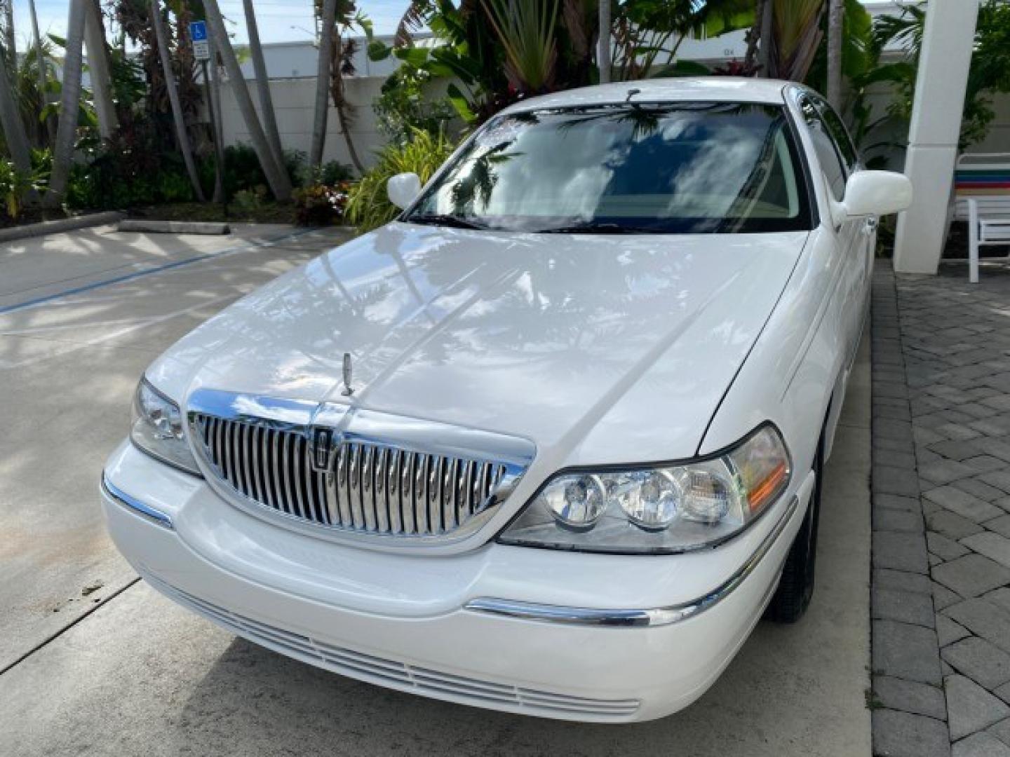 2011 Vibrant White /Light Camel Lincoln Town Car Signature Limited 1 OWNER (2LNBL8CVXBX) with an 4.6L SOHC EFI V8 FFV Engine engine, Automatic transmission, located at 4701 North Dixie Hwy, Pompano Beach, FL, 33064, (954) 422-2889, 26.240938, -80.123474 - OUR WEBPAGE FLORIDACARS1.COM HAS OVER 100 PHOTOS AND FREE CARFAX LINK 2011 Lincoln Town Car Signature Limited Sedan 4 DR 4.6L V8 F SOHC 16V Flex Fuel 24 MPG Rear Wheel Drive Features ABS Brakes Air Conditioning Alloy Wheels AM/FM Stereo Automatic Transmission CD Audio Cruise Control Flex Fuel Vehicl- Photo#3