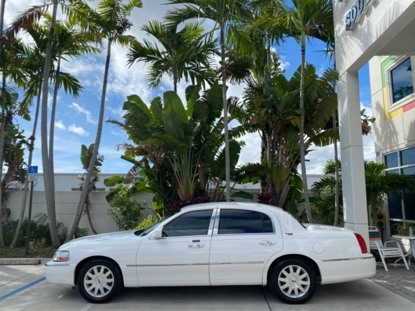 2011 Vibrant White /Light Camel Lincoln Town Car Signature Limited 1 OWNER (2LNBL8CVXBX) with an 4.6L SOHC EFI V8 FFV Engine engine, Automatic transmission, located at 4701 North Dixie Hwy, Pompano Beach, FL, 33064, (954) 422-2889, 26.240938, -80.123474 - OUR WEBPAGE FLORIDACARS1.COM HAS OVER 100 PHOTOS AND FREE CARFAX LINK 2011 Lincoln Town Car Signature Limited Sedan 4 DR 4.6L V8 F SOHC 16V Flex Fuel 24 MPG Rear Wheel Drive Features ABS Brakes Air Conditioning Alloy Wheels AM/FM Stereo Automatic Transmission CD Audio Cruise Control Flex Fuel Vehicl- Photo#4