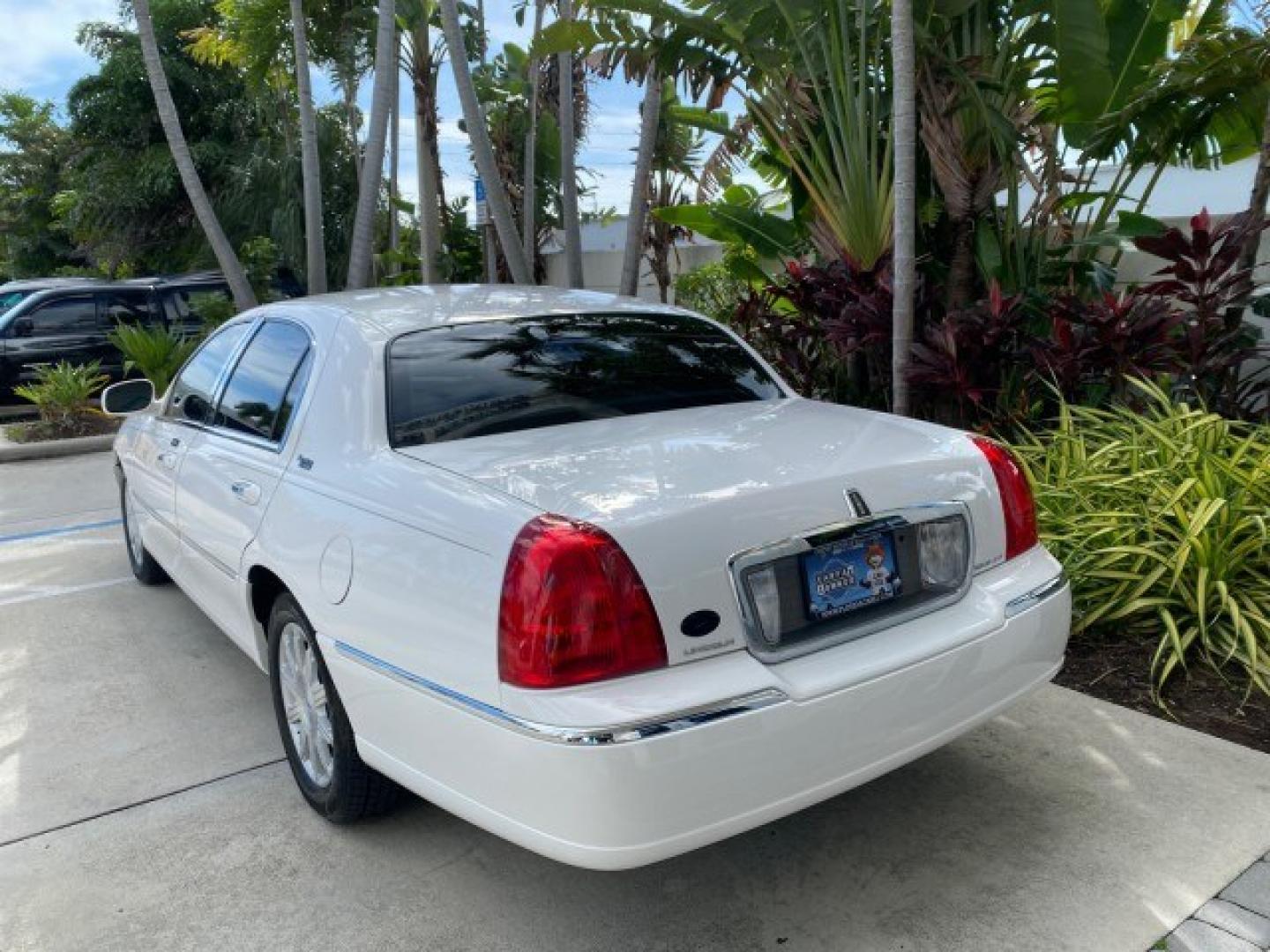 2011 Vibrant White /Light Camel Lincoln Town Car Signature Limited 1 OWNER (2LNBL8CVXBX) with an 4.6L SOHC EFI V8 FFV Engine engine, Automatic transmission, located at 4701 North Dixie Hwy, Pompano Beach, FL, 33064, (954) 422-2889, 26.240938, -80.123474 - OUR WEBPAGE FLORIDACARS1.COM HAS OVER 100 PHOTOS AND FREE CARFAX LINK 2011 Lincoln Town Car Signature Limited Sedan 4 DR 4.6L V8 F SOHC 16V Flex Fuel 24 MPG Rear Wheel Drive Features ABS Brakes Air Conditioning Alloy Wheels AM/FM Stereo Automatic Transmission CD Audio Cruise Control Flex Fuel Vehicl- Photo#5