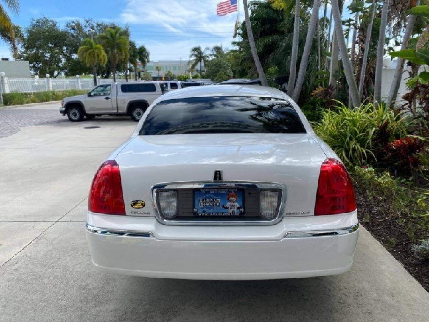 2011 Vibrant White /Light Camel Lincoln Town Car Signature Limited 1 OWNER (2LNBL8CVXBX) with an 4.6L SOHC EFI V8 FFV Engine engine, Automatic transmission, located at 4701 North Dixie Hwy, Pompano Beach, FL, 33064, (954) 422-2889, 26.240938, -80.123474 - OUR WEBPAGE FLORIDACARS1.COM HAS OVER 100 PHOTOS AND FREE CARFAX LINK 2011 Lincoln Town Car Signature Limited Sedan 4 DR 4.6L V8 F SOHC 16V Flex Fuel 24 MPG Rear Wheel Drive Features ABS Brakes Air Conditioning Alloy Wheels AM/FM Stereo Automatic Transmission CD Audio Cruise Control Flex Fuel Vehicl- Photo#6