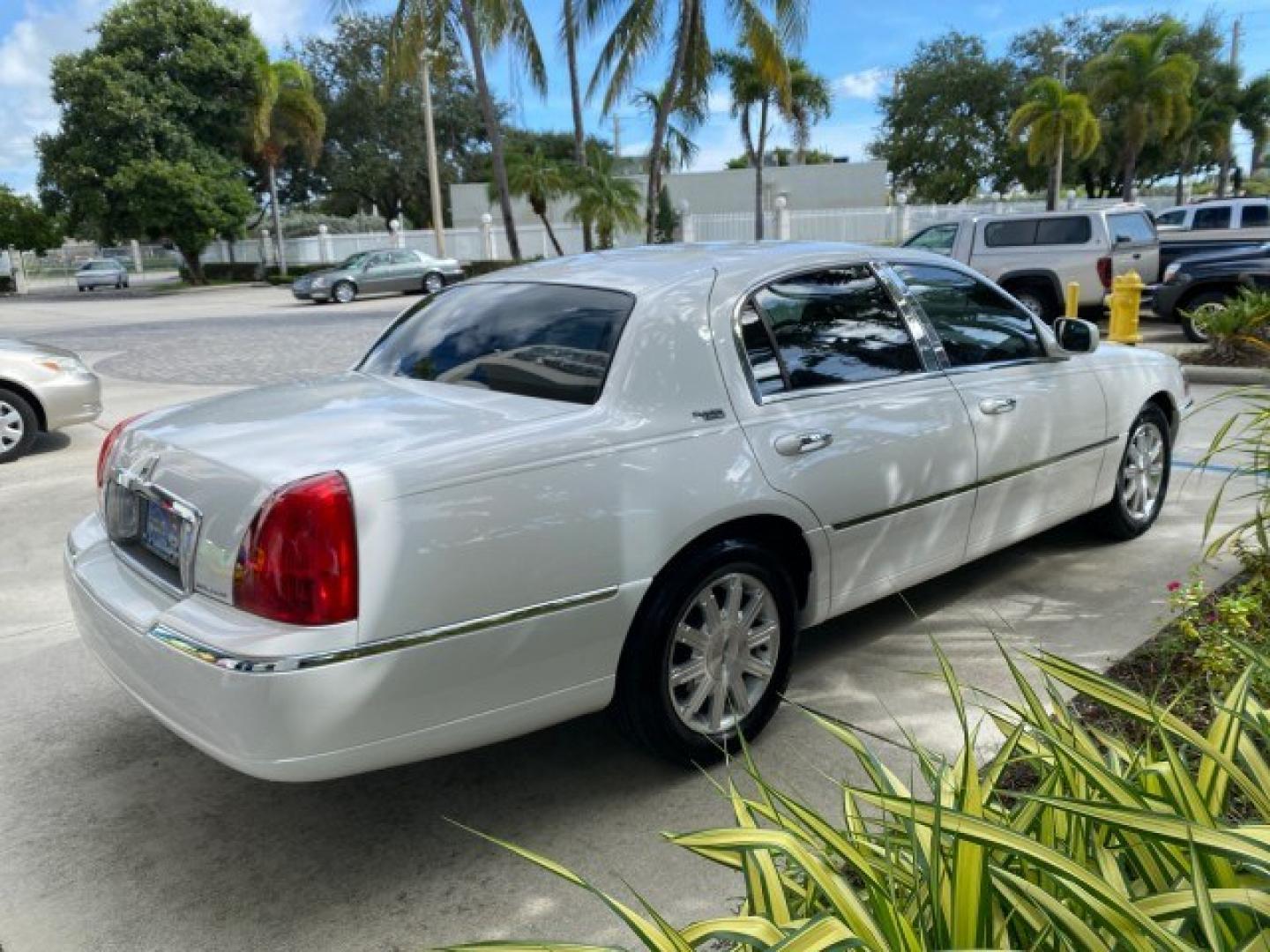 2011 Vibrant White /Light Camel Lincoln Town Car Signature Limited 1 OWNER (2LNBL8CVXBX) with an 4.6L SOHC EFI V8 FFV Engine engine, Automatic transmission, located at 4701 North Dixie Hwy, Pompano Beach, FL, 33064, (954) 422-2889, 26.240938, -80.123474 - OUR WEBPAGE FLORIDACARS1.COM HAS OVER 100 PHOTOS AND FREE CARFAX LINK 2011 Lincoln Town Car Signature Limited Sedan 4 DR 4.6L V8 F SOHC 16V Flex Fuel 24 MPG Rear Wheel Drive Features ABS Brakes Air Conditioning Alloy Wheels AM/FM Stereo Automatic Transmission CD Audio Cruise Control Flex Fuel Vehicl- Photo#7