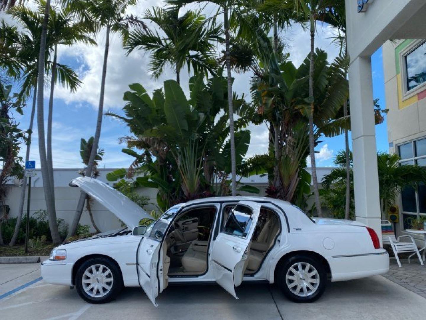 2011 Vibrant White /Light Camel Lincoln Town Car Signature Limited 1 OWNER (2LNBL8CVXBX) with an 4.6L SOHC EFI V8 FFV Engine engine, Automatic transmission, located at 4701 North Dixie Hwy, Pompano Beach, FL, 33064, (954) 422-2889, 26.240938, -80.123474 - OUR WEBPAGE FLORIDACARS1.COM HAS OVER 100 PHOTOS AND FREE CARFAX LINK 2011 Lincoln Town Car Signature Limited Sedan 4 DR 4.6L V8 F SOHC 16V Flex Fuel 24 MPG Rear Wheel Drive Features ABS Brakes Air Conditioning Alloy Wheels AM/FM Stereo Automatic Transmission CD Audio Cruise Control Flex Fuel Vehicl- Photo#8