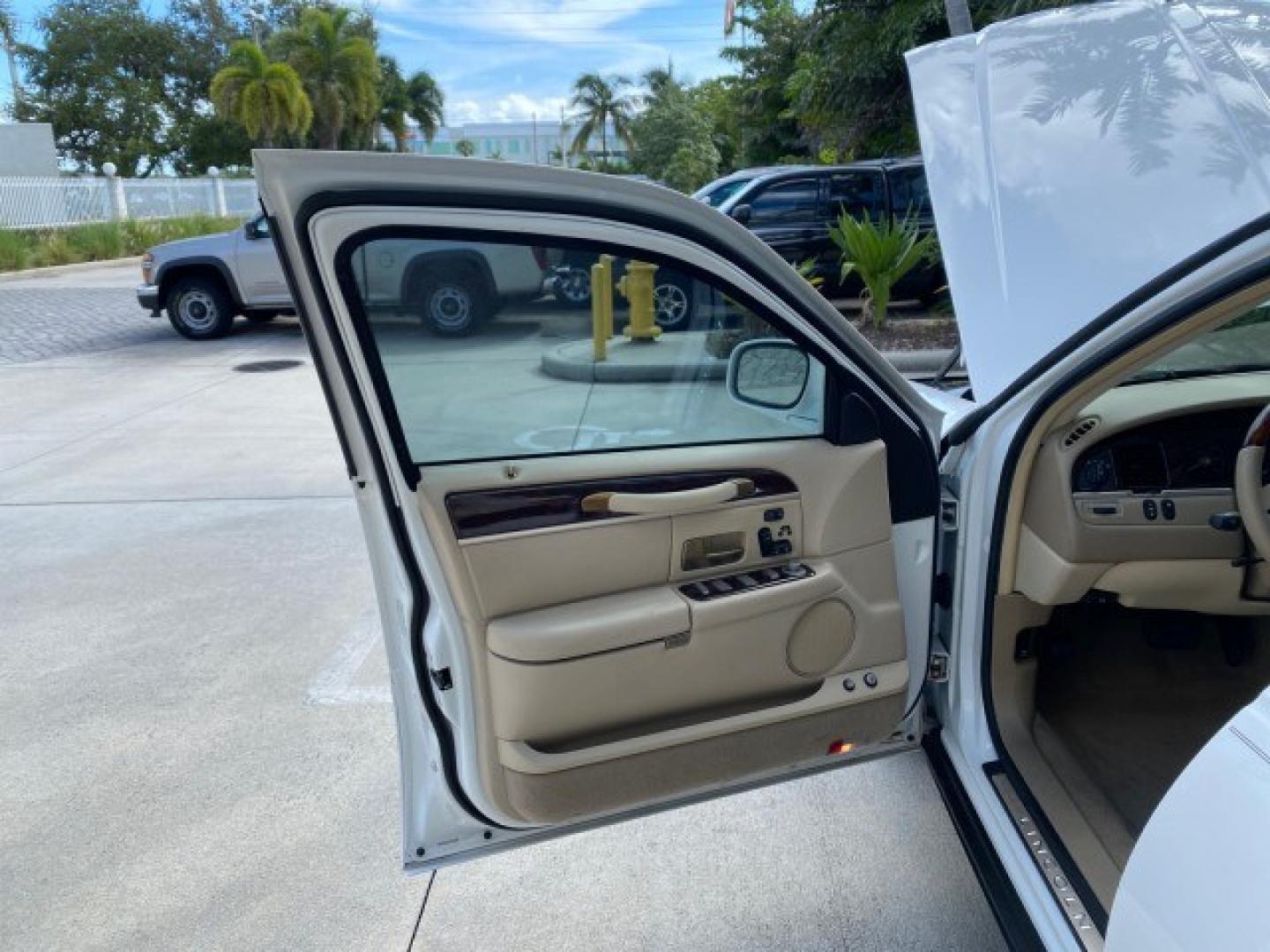 2011 Vibrant White /Light Camel Lincoln Town Car Signature Limited 1 OWNER (2LNBL8CVXBX) with an 4.6L SOHC EFI V8 FFV Engine engine, Automatic transmission, located at 4701 North Dixie Hwy, Pompano Beach, FL, 33064, (954) 422-2889, 26.240938, -80.123474 - OUR WEBPAGE FLORIDACARS1.COM HAS OVER 100 PHOTOS AND FREE CARFAX LINK 2011 Lincoln Town Car Signature Limited Sedan 4 DR 4.6L V8 F SOHC 16V Flex Fuel 24 MPG Rear Wheel Drive Features ABS Brakes Air Conditioning Alloy Wheels AM/FM Stereo Automatic Transmission CD Audio Cruise Control Flex Fuel Vehicl- Photo#9
