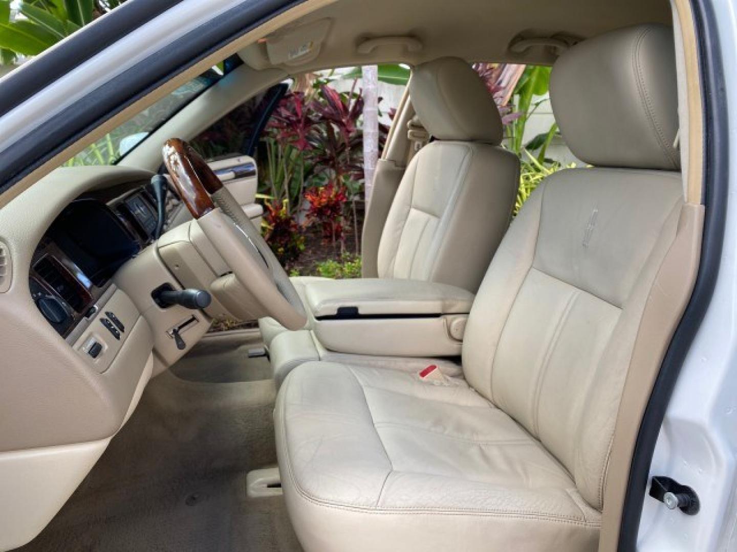 2011 Vibrant White /Light Camel Lincoln Town Car Signature Limited 1 OWNER (2LNBL8CVXBX) with an 4.6L SOHC EFI V8 FFV Engine engine, Automatic transmission, located at 4701 North Dixie Hwy, Pompano Beach, FL, 33064, (954) 422-2889, 26.240938, -80.123474 - OUR WEBPAGE FLORIDACARS1.COM HAS OVER 100 PHOTOS AND FREE CARFAX LINK 2011 Lincoln Town Car Signature Limited Sedan 4 DR 4.6L V8 F SOHC 16V Flex Fuel 24 MPG Rear Wheel Drive Features ABS Brakes Air Conditioning Alloy Wheels AM/FM Stereo Automatic Transmission CD Audio Cruise Control Flex Fuel Vehicl- Photo#10