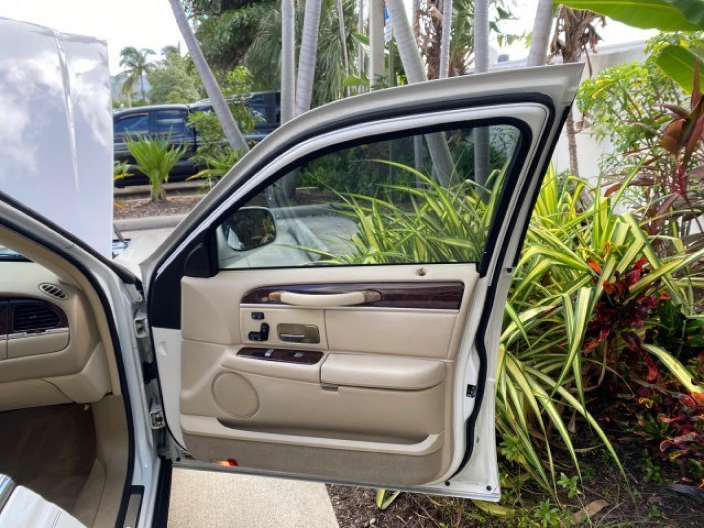 2011 Vibrant White /Light Camel Lincoln Town Car Signature Limited 1 OWNER (2LNBL8CVXBX) with an 4.6L SOHC EFI V8 FFV Engine engine, Automatic transmission, located at 4701 North Dixie Hwy, Pompano Beach, FL, 33064, (954) 422-2889, 26.240938, -80.123474 - OUR WEBPAGE FLORIDACARS1.COM HAS OVER 100 PHOTOS AND FREE CARFAX LINK 2011 Lincoln Town Car Signature Limited Sedan 4 DR 4.6L V8 F SOHC 16V Flex Fuel 24 MPG Rear Wheel Drive Features ABS Brakes Air Conditioning Alloy Wheels AM/FM Stereo Automatic Transmission CD Audio Cruise Control Flex Fuel Vehicl- Photo#11
