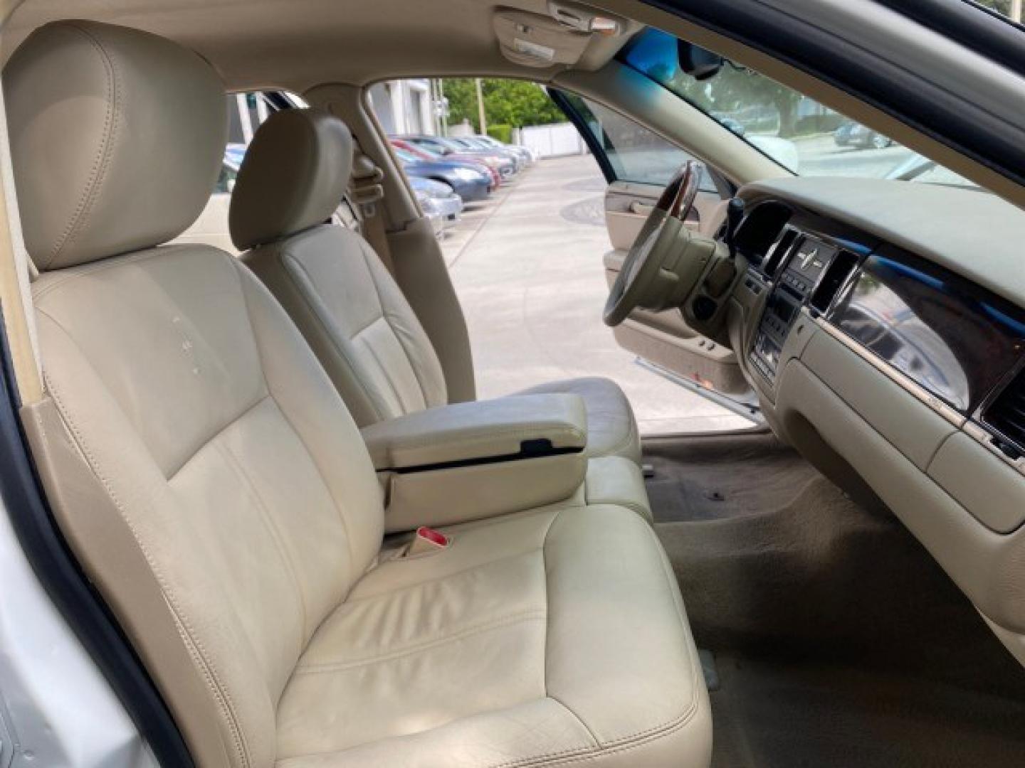 2011 Vibrant White /Light Camel Lincoln Town Car Signature Limited 1 OWNER (2LNBL8CVXBX) with an 4.6L SOHC EFI V8 FFV Engine engine, Automatic transmission, located at 4701 North Dixie Hwy, Pompano Beach, FL, 33064, (954) 422-2889, 26.240938, -80.123474 - OUR WEBPAGE FLORIDACARS1.COM HAS OVER 100 PHOTOS AND FREE CARFAX LINK 2011 Lincoln Town Car Signature Limited Sedan 4 DR 4.6L V8 F SOHC 16V Flex Fuel 24 MPG Rear Wheel Drive Features ABS Brakes Air Conditioning Alloy Wheels AM/FM Stereo Automatic Transmission CD Audio Cruise Control Flex Fuel Vehicl- Photo#12