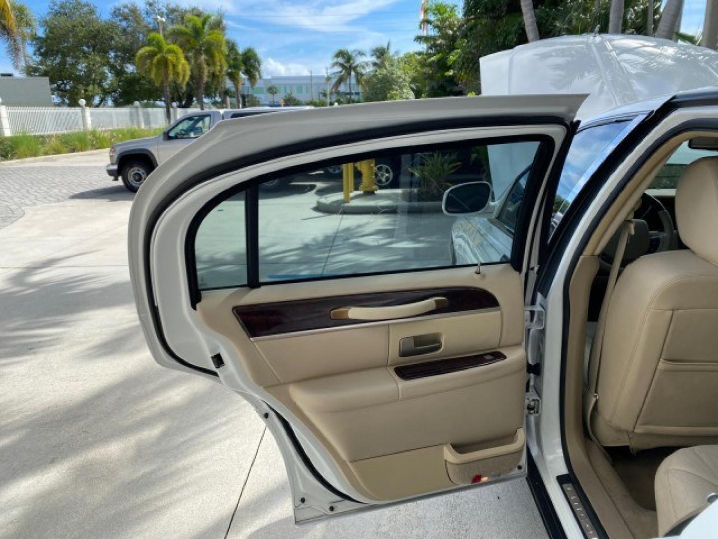2011 Vibrant White /Light Camel Lincoln Town Car Signature Limited 1 OWNER (2LNBL8CVXBX) with an 4.6L SOHC EFI V8 FFV Engine engine, Automatic transmission, located at 4701 North Dixie Hwy, Pompano Beach, FL, 33064, (954) 422-2889, 26.240938, -80.123474 - OUR WEBPAGE FLORIDACARS1.COM HAS OVER 100 PHOTOS AND FREE CARFAX LINK 2011 Lincoln Town Car Signature Limited Sedan 4 DR 4.6L V8 F SOHC 16V Flex Fuel 24 MPG Rear Wheel Drive Features ABS Brakes Air Conditioning Alloy Wheels AM/FM Stereo Automatic Transmission CD Audio Cruise Control Flex Fuel Vehicl- Photo#13