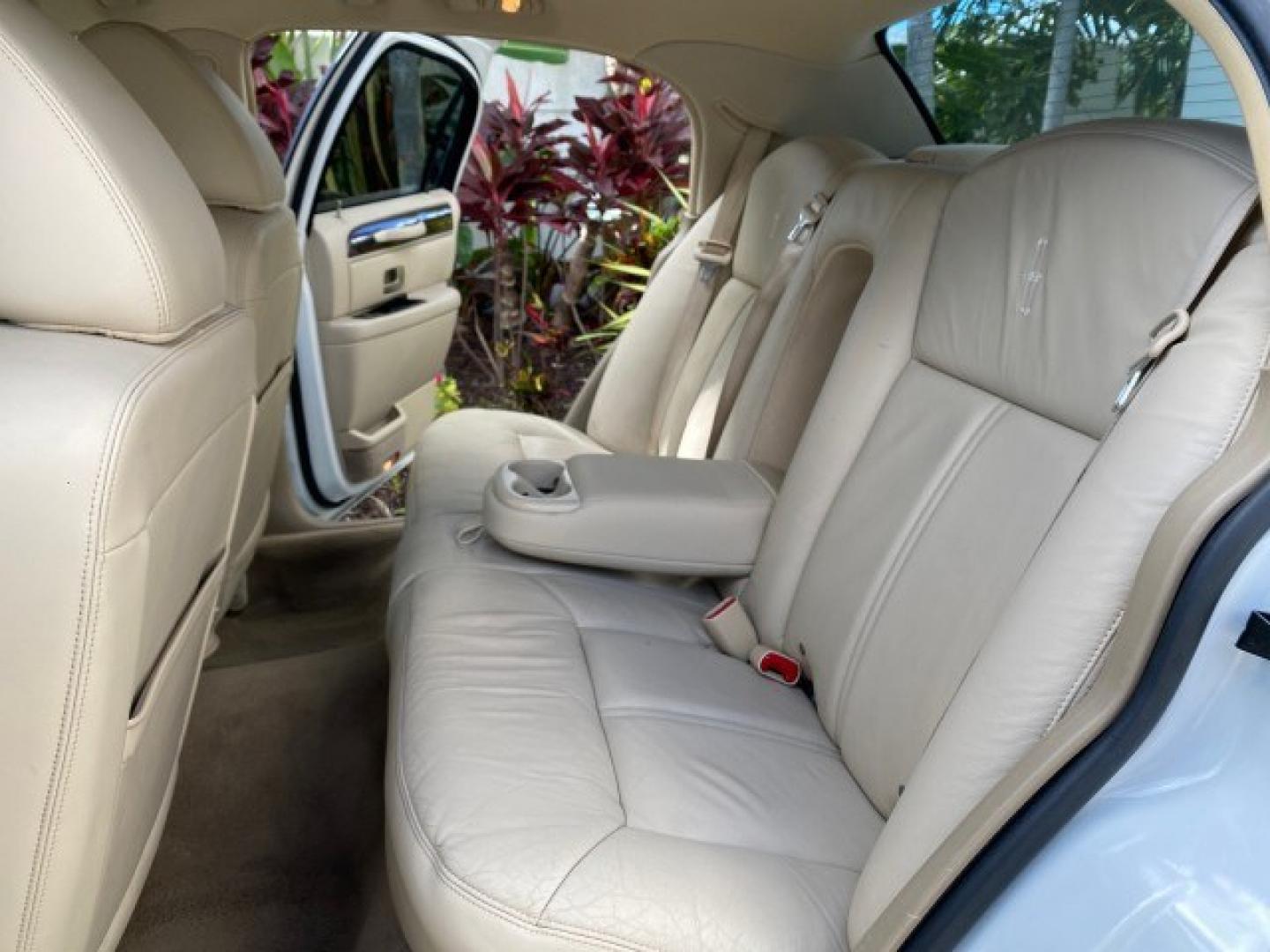 2011 Vibrant White /Light Camel Lincoln Town Car Signature Limited 1 OWNER (2LNBL8CVXBX) with an 4.6L SOHC EFI V8 FFV Engine engine, Automatic transmission, located at 4701 North Dixie Hwy, Pompano Beach, FL, 33064, (954) 422-2889, 26.240938, -80.123474 - OUR WEBPAGE FLORIDACARS1.COM HAS OVER 100 PHOTOS AND FREE CARFAX LINK 2011 Lincoln Town Car Signature Limited Sedan 4 DR 4.6L V8 F SOHC 16V Flex Fuel 24 MPG Rear Wheel Drive Features ABS Brakes Air Conditioning Alloy Wheels AM/FM Stereo Automatic Transmission CD Audio Cruise Control Flex Fuel Vehicl- Photo#14