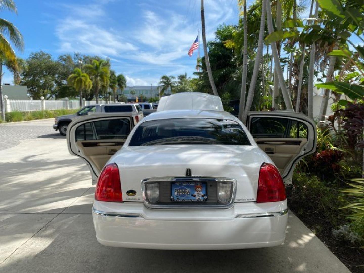 2011 Vibrant White /Light Camel Lincoln Town Car Signature Limited 1 OWNER (2LNBL8CVXBX) with an 4.6L SOHC EFI V8 FFV Engine engine, Automatic transmission, located at 4701 North Dixie Hwy, Pompano Beach, FL, 33064, (954) 422-2889, 26.240938, -80.123474 - OUR WEBPAGE FLORIDACARS1.COM HAS OVER 100 PHOTOS AND FREE CARFAX LINK 2011 Lincoln Town Car Signature Limited Sedan 4 DR 4.6L V8 F SOHC 16V Flex Fuel 24 MPG Rear Wheel Drive Features ABS Brakes Air Conditioning Alloy Wheels AM/FM Stereo Automatic Transmission CD Audio Cruise Control Flex Fuel Vehicl- Photo#15