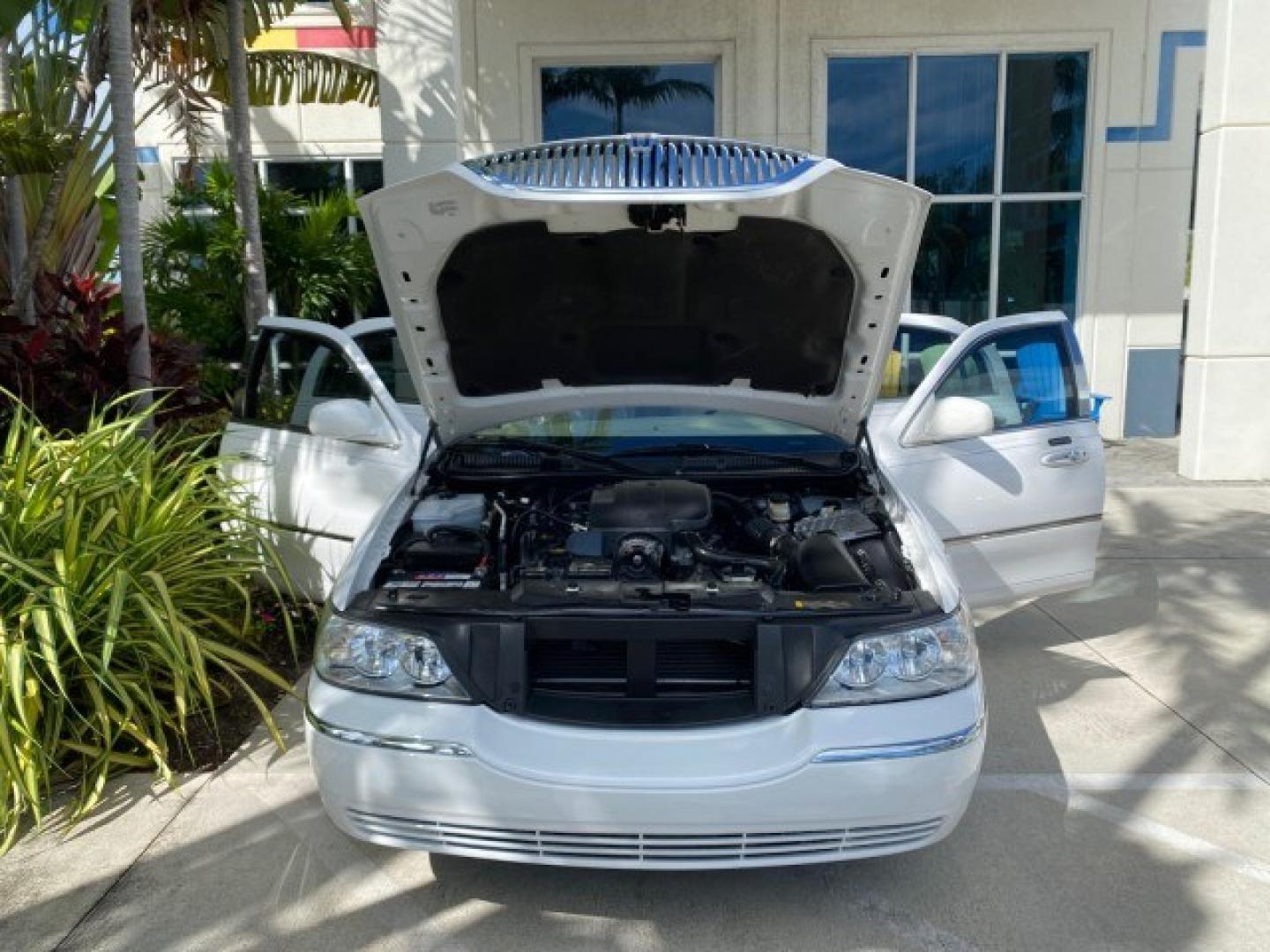 2011 Vibrant White /Light Camel Lincoln Town Car Signature Limited 1 OWNER (2LNBL8CVXBX) with an 4.6L SOHC EFI V8 FFV Engine engine, Automatic transmission, located at 4701 North Dixie Hwy, Pompano Beach, FL, 33064, (954) 422-2889, 26.240938, -80.123474 - OUR WEBPAGE FLORIDACARS1.COM HAS OVER 100 PHOTOS AND FREE CARFAX LINK 2011 Lincoln Town Car Signature Limited Sedan 4 DR 4.6L V8 F SOHC 16V Flex Fuel 24 MPG Rear Wheel Drive Features ABS Brakes Air Conditioning Alloy Wheels AM/FM Stereo Automatic Transmission CD Audio Cruise Control Flex Fuel Vehicl- Photo#16