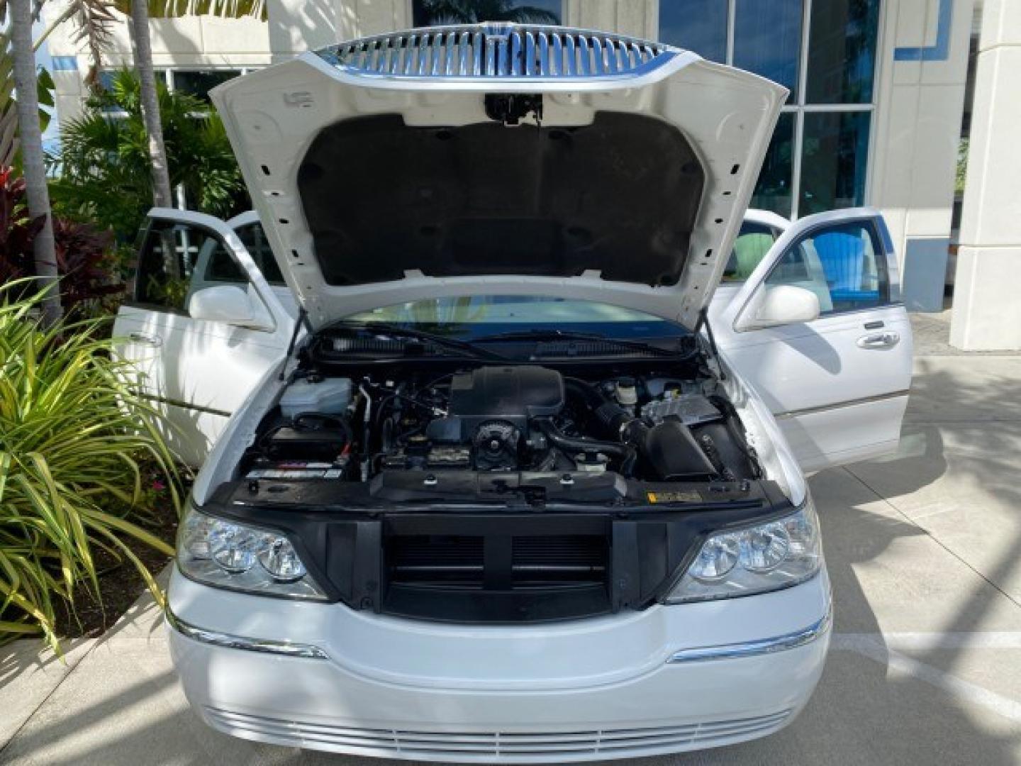 2011 Vibrant White /Light Camel Lincoln Town Car Signature Limited 1 OWNER (2LNBL8CVXBX) with an 4.6L SOHC EFI V8 FFV Engine engine, Automatic transmission, located at 4701 North Dixie Hwy, Pompano Beach, FL, 33064, (954) 422-2889, 26.240938, -80.123474 - OUR WEBPAGE FLORIDACARS1.COM HAS OVER 100 PHOTOS AND FREE CARFAX LINK 2011 Lincoln Town Car Signature Limited Sedan 4 DR 4.6L V8 F SOHC 16V Flex Fuel 24 MPG Rear Wheel Drive Features ABS Brakes Air Conditioning Alloy Wheels AM/FM Stereo Automatic Transmission CD Audio Cruise Control Flex Fuel Vehicl- Photo#17
