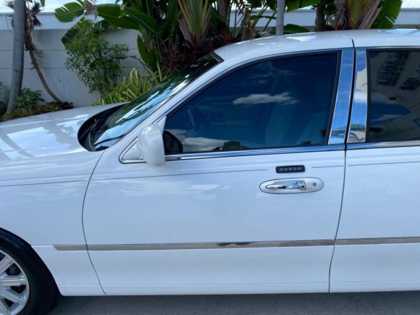 2011 Vibrant White /Light Camel Lincoln Town Car Signature Limited 1 OWNER (2LNBL8CVXBX) with an 4.6L SOHC EFI V8 FFV Engine engine, Automatic transmission, located at 4701 North Dixie Hwy, Pompano Beach, FL, 33064, (954) 422-2889, 26.240938, -80.123474 - OUR WEBPAGE FLORIDACARS1.COM HAS OVER 100 PHOTOS AND FREE CARFAX LINK 2011 Lincoln Town Car Signature Limited Sedan 4 DR 4.6L V8 F SOHC 16V Flex Fuel 24 MPG Rear Wheel Drive Features ABS Brakes Air Conditioning Alloy Wheels AM/FM Stereo Automatic Transmission CD Audio Cruise Control Flex Fuel Vehicl- Photo#26