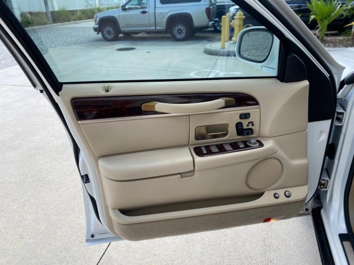 2011 Vibrant White /Light Camel Lincoln Town Car Signature Limited 1 OWNER (2LNBL8CVXBX) with an 4.6L SOHC EFI V8 FFV Engine engine, Automatic transmission, located at 4701 North Dixie Hwy, Pompano Beach, FL, 33064, (954) 422-2889, 26.240938, -80.123474 - OUR WEBPAGE FLORIDACARS1.COM HAS OVER 100 PHOTOS AND FREE CARFAX LINK 2011 Lincoln Town Car Signature Limited Sedan 4 DR 4.6L V8 F SOHC 16V Flex Fuel 24 MPG Rear Wheel Drive Features ABS Brakes Air Conditioning Alloy Wheels AM/FM Stereo Automatic Transmission CD Audio Cruise Control Flex Fuel Vehicl- Photo#30