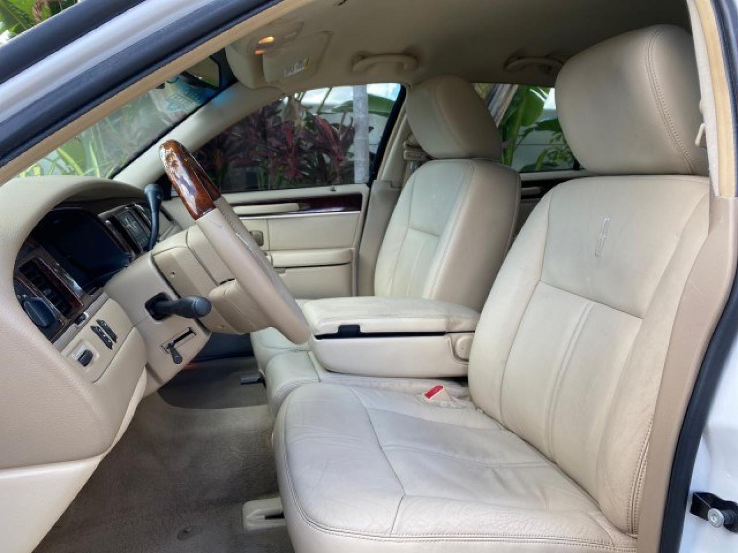 2011 Vibrant White /Light Camel Lincoln Town Car Signature Limited 1 OWNER (2LNBL8CVXBX) with an 4.6L SOHC EFI V8 FFV Engine engine, Automatic transmission, located at 4701 North Dixie Hwy, Pompano Beach, FL, 33064, (954) 422-2889, 26.240938, -80.123474 - OUR WEBPAGE FLORIDACARS1.COM HAS OVER 100 PHOTOS AND FREE CARFAX LINK 2011 Lincoln Town Car Signature Limited Sedan 4 DR 4.6L V8 F SOHC 16V Flex Fuel 24 MPG Rear Wheel Drive Features ABS Brakes Air Conditioning Alloy Wheels AM/FM Stereo Automatic Transmission CD Audio Cruise Control Flex Fuel Vehicl- Photo#31