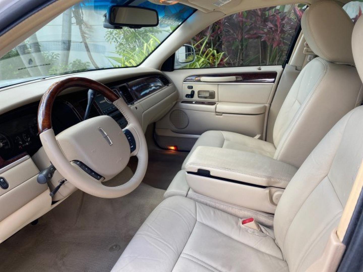 2011 Vibrant White /Light Camel Lincoln Town Car Signature Limited 1 OWNER (2LNBL8CVXBX) with an 4.6L SOHC EFI V8 FFV Engine engine, Automatic transmission, located at 4701 North Dixie Hwy, Pompano Beach, FL, 33064, (954) 422-2889, 26.240938, -80.123474 - OUR WEBPAGE FLORIDACARS1.COM HAS OVER 100 PHOTOS AND FREE CARFAX LINK 2011 Lincoln Town Car Signature Limited Sedan 4 DR 4.6L V8 F SOHC 16V Flex Fuel 24 MPG Rear Wheel Drive Features ABS Brakes Air Conditioning Alloy Wheels AM/FM Stereo Automatic Transmission CD Audio Cruise Control Flex Fuel Vehicl- Photo#32