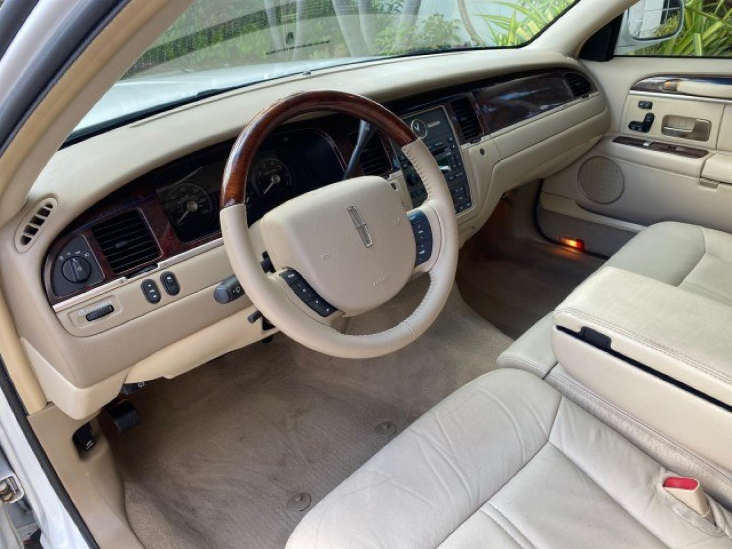 2011 Vibrant White /Light Camel Lincoln Town Car Signature Limited 1 OWNER (2LNBL8CVXBX) with an 4.6L SOHC EFI V8 FFV Engine engine, Automatic transmission, located at 4701 North Dixie Hwy, Pompano Beach, FL, 33064, (954) 422-2889, 26.240938, -80.123474 - OUR WEBPAGE FLORIDACARS1.COM HAS OVER 100 PHOTOS AND FREE CARFAX LINK 2011 Lincoln Town Car Signature Limited Sedan 4 DR 4.6L V8 F SOHC 16V Flex Fuel 24 MPG Rear Wheel Drive Features ABS Brakes Air Conditioning Alloy Wheels AM/FM Stereo Automatic Transmission CD Audio Cruise Control Flex Fuel Vehicl- Photo#33
