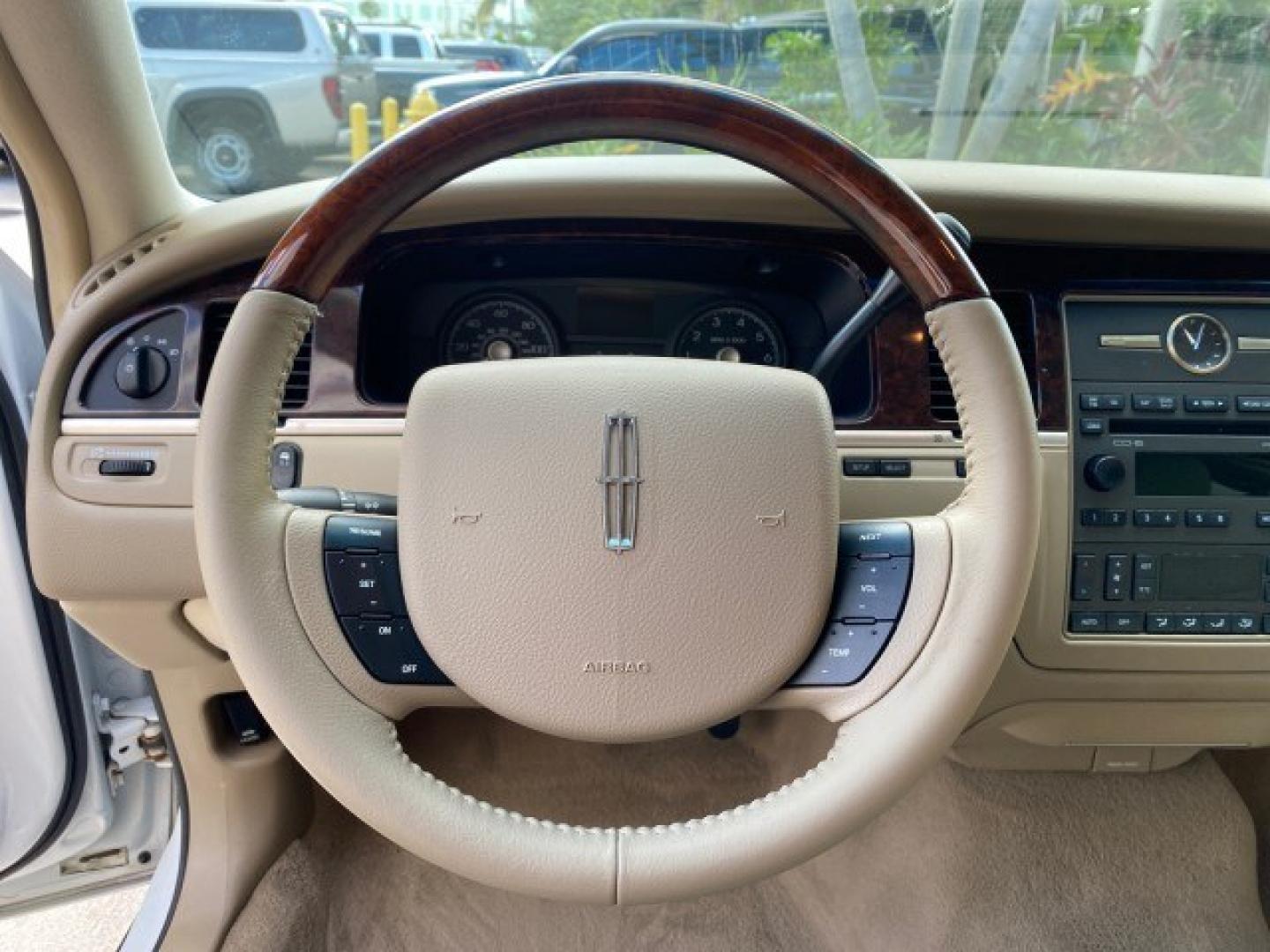 2011 Vibrant White /Light Camel Lincoln Town Car Signature Limited 1 OWNER (2LNBL8CVXBX) with an 4.6L SOHC EFI V8 FFV Engine engine, Automatic transmission, located at 4701 North Dixie Hwy, Pompano Beach, FL, 33064, (954) 422-2889, 26.240938, -80.123474 - OUR WEBPAGE FLORIDACARS1.COM HAS OVER 100 PHOTOS AND FREE CARFAX LINK 2011 Lincoln Town Car Signature Limited Sedan 4 DR 4.6L V8 F SOHC 16V Flex Fuel 24 MPG Rear Wheel Drive Features ABS Brakes Air Conditioning Alloy Wheels AM/FM Stereo Automatic Transmission CD Audio Cruise Control Flex Fuel Vehicl- Photo#34
