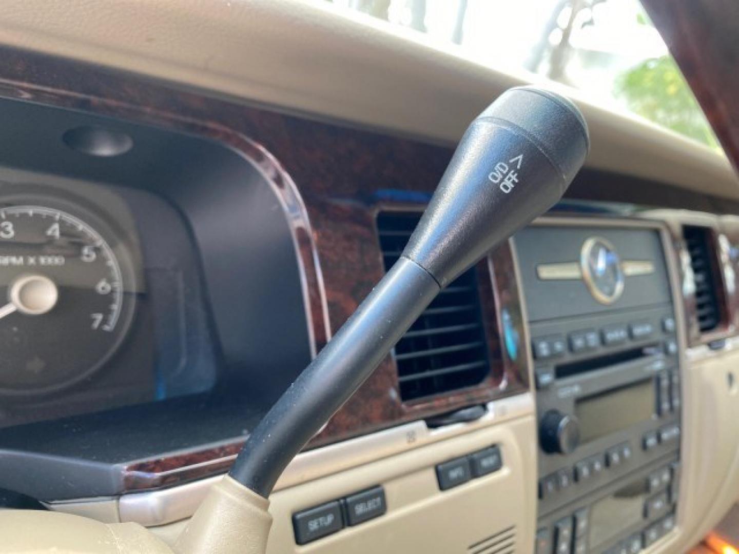2011 Vibrant White /Light Camel Lincoln Town Car Signature Limited 1 OWNER (2LNBL8CVXBX) with an 4.6L SOHC EFI V8 FFV Engine engine, Automatic transmission, located at 4701 North Dixie Hwy, Pompano Beach, FL, 33064, (954) 422-2889, 26.240938, -80.123474 - OUR WEBPAGE FLORIDACARS1.COM HAS OVER 100 PHOTOS AND FREE CARFAX LINK 2011 Lincoln Town Car Signature Limited Sedan 4 DR 4.6L V8 F SOHC 16V Flex Fuel 24 MPG Rear Wheel Drive Features ABS Brakes Air Conditioning Alloy Wheels AM/FM Stereo Automatic Transmission CD Audio Cruise Control Flex Fuel Vehicl- Photo#38