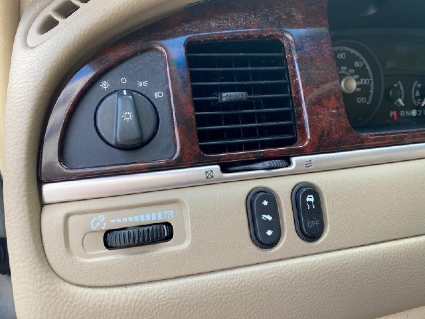 2011 Vibrant White /Light Camel Lincoln Town Car Signature Limited 1 OWNER (2LNBL8CVXBX) with an 4.6L SOHC EFI V8 FFV Engine engine, Automatic transmission, located at 4701 North Dixie Hwy, Pompano Beach, FL, 33064, (954) 422-2889, 26.240938, -80.123474 - OUR WEBPAGE FLORIDACARS1.COM HAS OVER 100 PHOTOS AND FREE CARFAX LINK 2011 Lincoln Town Car Signature Limited Sedan 4 DR 4.6L V8 F SOHC 16V Flex Fuel 24 MPG Rear Wheel Drive Features ABS Brakes Air Conditioning Alloy Wheels AM/FM Stereo Automatic Transmission CD Audio Cruise Control Flex Fuel Vehicl- Photo#39