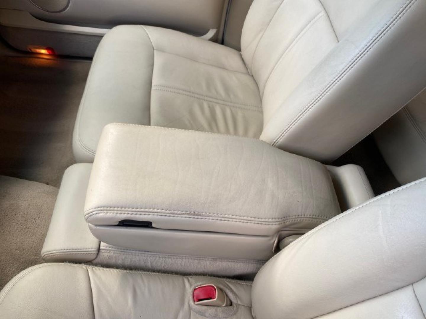 2011 Vibrant White /Light Camel Lincoln Town Car Signature Limited 1 OWNER (2LNBL8CVXBX) with an 4.6L SOHC EFI V8 FFV Engine engine, Automatic transmission, located at 4701 North Dixie Hwy, Pompano Beach, FL, 33064, (954) 422-2889, 26.240938, -80.123474 - OUR WEBPAGE FLORIDACARS1.COM HAS OVER 100 PHOTOS AND FREE CARFAX LINK 2011 Lincoln Town Car Signature Limited Sedan 4 DR 4.6L V8 F SOHC 16V Flex Fuel 24 MPG Rear Wheel Drive Features ABS Brakes Air Conditioning Alloy Wheels AM/FM Stereo Automatic Transmission CD Audio Cruise Control Flex Fuel Vehicl- Photo#47