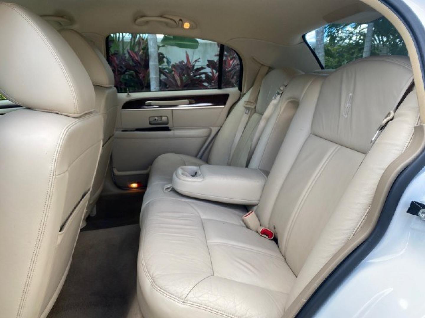 2011 Vibrant White /Light Camel Lincoln Town Car Signature Limited 1 OWNER (2LNBL8CVXBX) with an 4.6L SOHC EFI V8 FFV Engine engine, Automatic transmission, located at 4701 North Dixie Hwy, Pompano Beach, FL, 33064, (954) 422-2889, 26.240938, -80.123474 - OUR WEBPAGE FLORIDACARS1.COM HAS OVER 100 PHOTOS AND FREE CARFAX LINK 2011 Lincoln Town Car Signature Limited Sedan 4 DR 4.6L V8 F SOHC 16V Flex Fuel 24 MPG Rear Wheel Drive Features ABS Brakes Air Conditioning Alloy Wheels AM/FM Stereo Automatic Transmission CD Audio Cruise Control Flex Fuel Vehicl- Photo#54