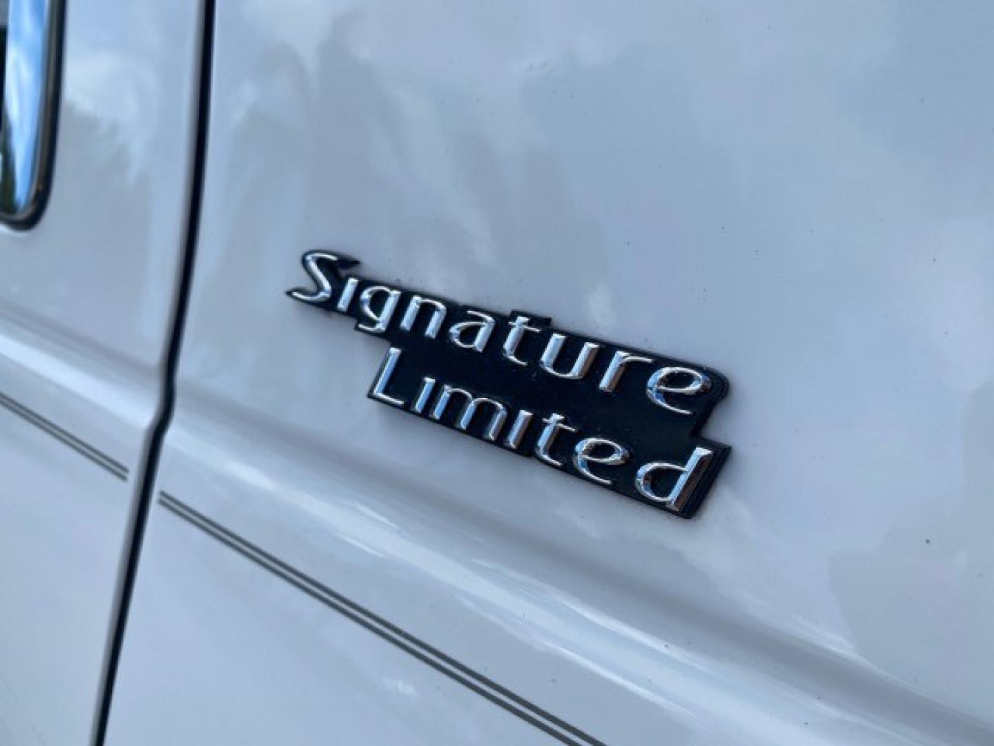 2011 Vibrant White /Light Camel Lincoln Town Car Signature Limited 1 OWNER (2LNBL8CVXBX) with an 4.6L SOHC EFI V8 FFV Engine engine, Automatic transmission, located at 4701 North Dixie Hwy, Pompano Beach, FL, 33064, (954) 422-2889, 26.240938, -80.123474 - OUR WEBPAGE FLORIDACARS1.COM HAS OVER 100 PHOTOS AND FREE CARFAX LINK 2011 Lincoln Town Car Signature Limited Sedan 4 DR 4.6L V8 F SOHC 16V Flex Fuel 24 MPG Rear Wheel Drive Features ABS Brakes Air Conditioning Alloy Wheels AM/FM Stereo Automatic Transmission CD Audio Cruise Control Flex Fuel Vehicl- Photo#59