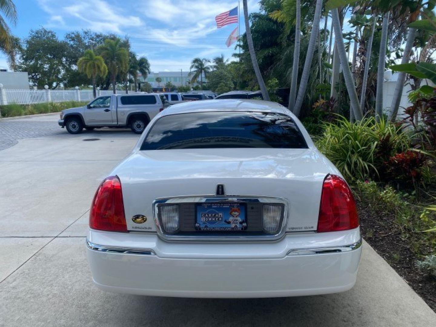 2011 Vibrant White /Light Camel Lincoln Town Car Signature Limited 1 OWNER (2LNBL8CVXBX) with an 4.6L SOHC EFI V8 FFV Engine engine, Automatic transmission, located at 4701 North Dixie Hwy, Pompano Beach, FL, 33064, (954) 422-2889, 26.240938, -80.123474 - OUR WEBPAGE FLORIDACARS1.COM HAS OVER 100 PHOTOS AND FREE CARFAX LINK 2011 Lincoln Town Car Signature Limited Sedan 4 DR 4.6L V8 F SOHC 16V Flex Fuel 24 MPG Rear Wheel Drive Features ABS Brakes Air Conditioning Alloy Wheels AM/FM Stereo Automatic Transmission CD Audio Cruise Control Flex Fuel Vehicl- Photo#62