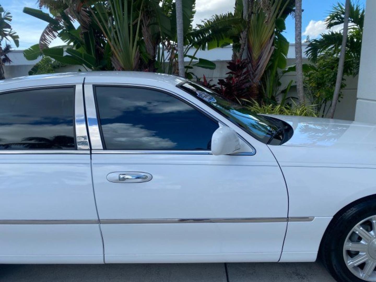 2011 Vibrant White /Light Camel Lincoln Town Car Signature Limited 1 OWNER (2LNBL8CVXBX) with an 4.6L SOHC EFI V8 FFV Engine engine, Automatic transmission, located at 4701 North Dixie Hwy, Pompano Beach, FL, 33064, (954) 422-2889, 26.240938, -80.123474 - OUR WEBPAGE FLORIDACARS1.COM HAS OVER 100 PHOTOS AND FREE CARFAX LINK 2011 Lincoln Town Car Signature Limited Sedan 4 DR 4.6L V8 F SOHC 16V Flex Fuel 24 MPG Rear Wheel Drive Features ABS Brakes Air Conditioning Alloy Wheels AM/FM Stereo Automatic Transmission CD Audio Cruise Control Flex Fuel Vehicl- Photo#67
