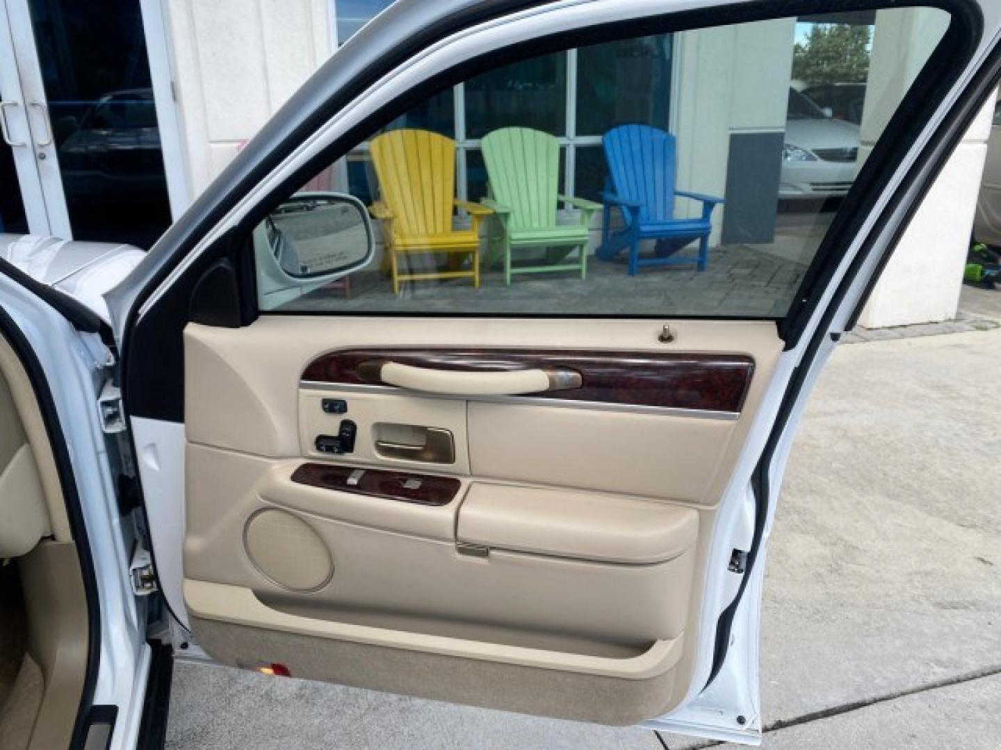 2011 Vibrant White /Light Camel Lincoln Town Car Signature Limited 1 OWNER (2LNBL8CVXBX) with an 4.6L SOHC EFI V8 FFV Engine engine, Automatic transmission, located at 4701 North Dixie Hwy, Pompano Beach, FL, 33064, (954) 422-2889, 26.240938, -80.123474 - OUR WEBPAGE FLORIDACARS1.COM HAS OVER 100 PHOTOS AND FREE CARFAX LINK 2011 Lincoln Town Car Signature Limited Sedan 4 DR 4.6L V8 F SOHC 16V Flex Fuel 24 MPG Rear Wheel Drive Features ABS Brakes Air Conditioning Alloy Wheels AM/FM Stereo Automatic Transmission CD Audio Cruise Control Flex Fuel Vehicl- Photo#71