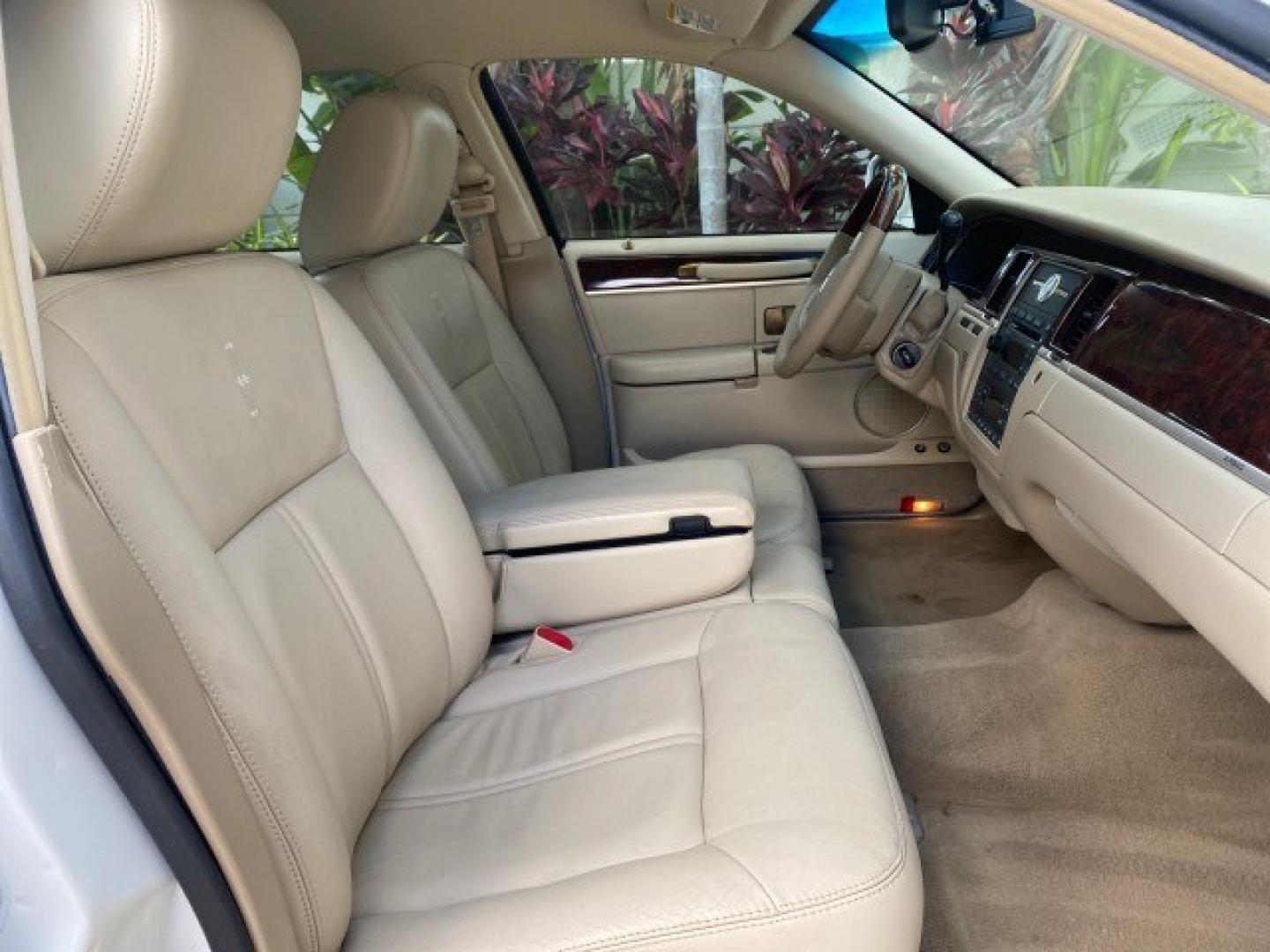 2011 Vibrant White /Light Camel Lincoln Town Car Signature Limited 1 OWNER (2LNBL8CVXBX) with an 4.6L SOHC EFI V8 FFV Engine engine, Automatic transmission, located at 4701 North Dixie Hwy, Pompano Beach, FL, 33064, (954) 422-2889, 26.240938, -80.123474 - OUR WEBPAGE FLORIDACARS1.COM HAS OVER 100 PHOTOS AND FREE CARFAX LINK 2011 Lincoln Town Car Signature Limited Sedan 4 DR 4.6L V8 F SOHC 16V Flex Fuel 24 MPG Rear Wheel Drive Features ABS Brakes Air Conditioning Alloy Wheels AM/FM Stereo Automatic Transmission CD Audio Cruise Control Flex Fuel Vehicl- Photo#72