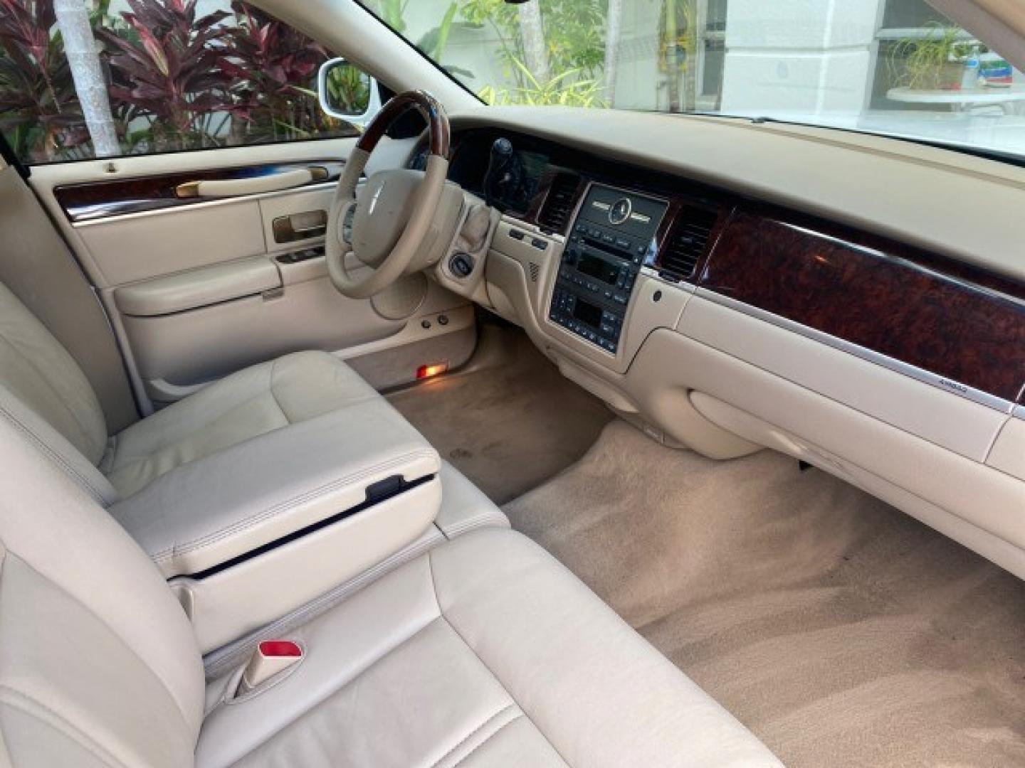 2011 Vibrant White /Light Camel Lincoln Town Car Signature Limited 1 OWNER (2LNBL8CVXBX) with an 4.6L SOHC EFI V8 FFV Engine engine, Automatic transmission, located at 4701 North Dixie Hwy, Pompano Beach, FL, 33064, (954) 422-2889, 26.240938, -80.123474 - OUR WEBPAGE FLORIDACARS1.COM HAS OVER 100 PHOTOS AND FREE CARFAX LINK 2011 Lincoln Town Car Signature Limited Sedan 4 DR 4.6L V8 F SOHC 16V Flex Fuel 24 MPG Rear Wheel Drive Features ABS Brakes Air Conditioning Alloy Wheels AM/FM Stereo Automatic Transmission CD Audio Cruise Control Flex Fuel Vehicl- Photo#73