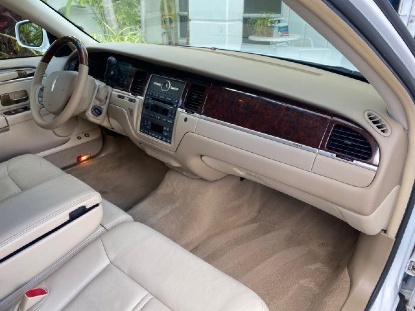 2011 Vibrant White /Light Camel Lincoln Town Car Signature Limited 1 OWNER (2LNBL8CVXBX) with an 4.6L SOHC EFI V8 FFV Engine engine, Automatic transmission, located at 4701 North Dixie Hwy, Pompano Beach, FL, 33064, (954) 422-2889, 26.240938, -80.123474 - OUR WEBPAGE FLORIDACARS1.COM HAS OVER 100 PHOTOS AND FREE CARFAX LINK 2011 Lincoln Town Car Signature Limited Sedan 4 DR 4.6L V8 F SOHC 16V Flex Fuel 24 MPG Rear Wheel Drive Features ABS Brakes Air Conditioning Alloy Wheels AM/FM Stereo Automatic Transmission CD Audio Cruise Control Flex Fuel Vehicl- Photo#74